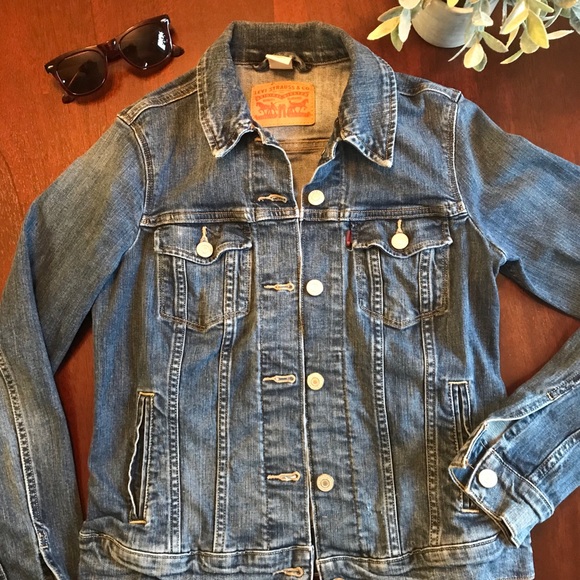 Levi’s women’s denim jacket. - Picture 2 of 3